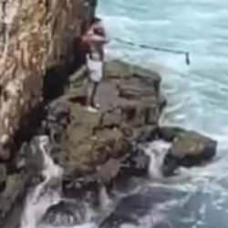 Denize girme yasağını dinlemedi, kayalıklarda mahsur kaldı