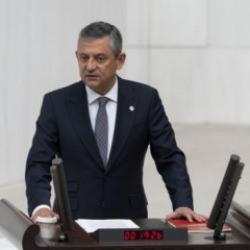 Yeni Parti&rsquo;de b&uuml;y&uuml;k b&ouml;l&uuml;nme: &Ouml;zg&uuml;r &Ouml;zel kendi kurduğu partide azınlığa d&uuml;şt&uuml;