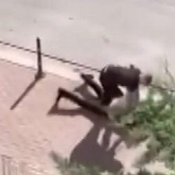 Yolda karşılaştığı husumetlisini bı&ccedil;akla &ouml;ld&uuml;rd&uuml;; o anlar kamerada