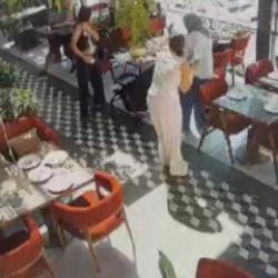 Zeytinburnu'nda restorana silahlı saldırı kamerada: 2 yaralı