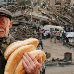 17 Ağustos depreminin &uuml;zerinden 27 yıl ge&ccedil;ti! İşte hafızalardan silinmeyen g&ouml;r&uuml;nt&uuml;ler