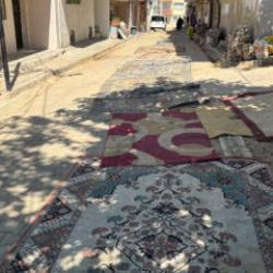 İzmir'de kazılan yolları belediye onarmadı! Vatandaşlar yollara halı serdi