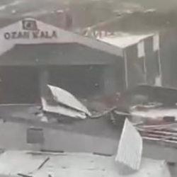 Ardahan'da şiddetli fırtına evlerin &ccedil;atılarını u&ccedil;urdu!
