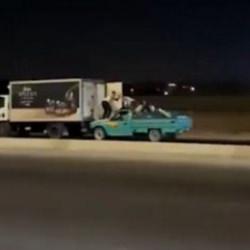 Mısır'da film sahnelerini aratmayan hırsızlık: Hareket halindeki kamyonu soydular