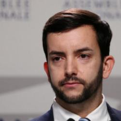 Baş&ouml;rt&uuml;s&uuml; yasağı se&ccedil;im vaadi oldu! Fransız kadınları baş&ouml;rt&uuml;s&uuml; takma akımı başlattı