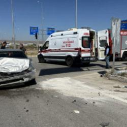 &Ccedil;orum'da &ccedil;arpışan 2 otomobildeki 5 kişi yaralandı