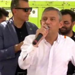 Partisinin adını unuttu! &Ouml;zg&uuml;r &Ouml;zel'den yeni gaf