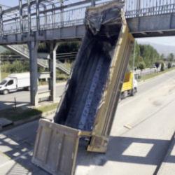Tokat'ta korkutan kaza: Kamyonun kopan damperi &uuml;st ge&ccedil;itte asılı kaldı