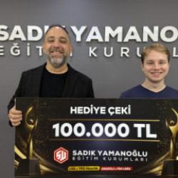 YKS T&uuml;rkiye 74&rsquo;&uuml;nc&uuml;s&uuml; oldu, 100 bin TL&rsquo;lik &ouml;d&uuml;l&uuml;n&uuml; yetim &ccedil;ocuklara bağışladı