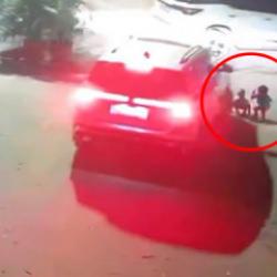 2 yaşındaki kızı ezdi, bakıp ka&ccedil;tı! Kan donduran anlar kamerada