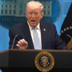 Trump d&uuml;ğmeye bastı: Dev şirkete ambargo! 
