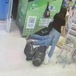 Bursa'da acı &ouml;l&uuml;m! Geri d&ouml;n&uuml;ş&uuml;m makinesine şişe atarken kalp krizi ge&ccedil;irdi!