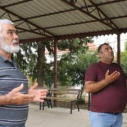 Antalya'da dikkat &ccedil;eken gelenek! Duvarın &ouml;n&uuml;ne ge&ccedil;en dua ediyor 