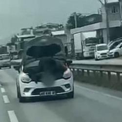 Bursa'da seyir halindeki otomobilin kaputunu a&ccedil;arak tamir yaptı