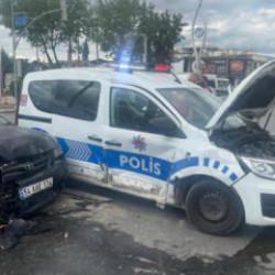 Polis aracı ile otomobil &ccedil;arpıştı: 2'si polis, 5 yaralı