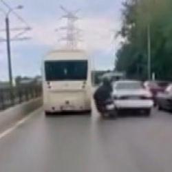 Sultangazi'de hatalı sollama kazası kask kamerasında