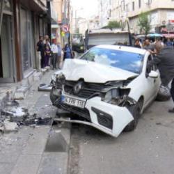Bayrampaşa'da savrulan otomobil berber d&uuml;kkanına daldı: 2&rsquo;si ağır, 5 yaralı
