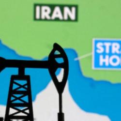H&uuml;rm&uuml;z Boğazı'nda gemi vuruldu: Petrol kritik sınırı aştı!