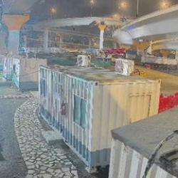 Mumbai'de bariyerleri aşan BMW, metrelerce y&uuml;ksekten aşağı &ccedil;akıldı: 3 gen&ccedil; &ouml;ld&uuml;