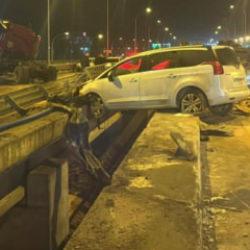 Tır ile otomobiller &ccedil;arpıştı: &Ouml;l&uuml; ve &ccedil;ok sayıda yaralı var