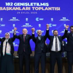 AK Parti'ye katılımlar devam ediyor: Cumhurbaşkanı Erdoğan rozetleri taktı