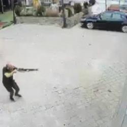 Ankara'da bir kişinin &ouml;ld&uuml;ğ&uuml; silahlı kavganın g&ouml;r&uuml;nt&uuml;leri ortaya &ccedil;ıktı