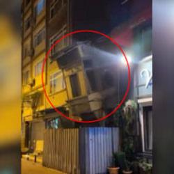 Bakırk&ouml;y'de 2 katlı metruk binanın &ccedil;&ouml;kmesi kamerada