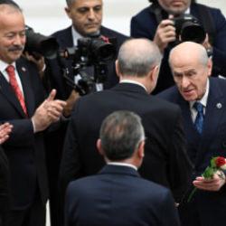 Meclis'te Erdoğan'a s&uuml;rpriz jest: Bah&ccedil;eli'den kırmızı-beyaz g&uuml;ller 