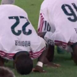 G&ouml;n&uuml;lleri fetheden hareket! Real Madrid'in yıldızları golden sonra secdeye gitti