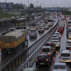 İstanbul'da yağmur trafiği vurdu! Yoğunluk y&uuml;zde 87'ye ulaştı