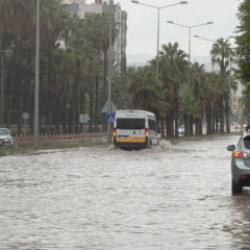 Mersin'de sağanak yağış sele yol a&ccedil;tı: Sokakları su bastı