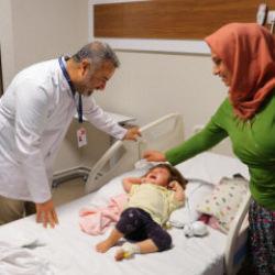 Y&uuml;ksek ateş şikayetiyle hastaneye getirilen bebeğin b&ouml;breğinden 2 santim taş &ccedil;ıkartıldı 