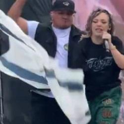 Rap&ccedil;i Chelo Hop&rsquo;tan Filistin&rsquo;e destek: Konserde İsrail bayrağını &ccedil;iğnedi
