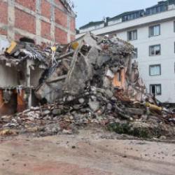Avcılar'da korkutan &ccedil;&ouml;kme: Yıkılan bina komşu dairenin duvarını yıktı