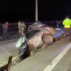 &Ccedil;anakkale&rsquo;de feci kaza! Otomobil aydınlatma direğine &ccedil;arptı