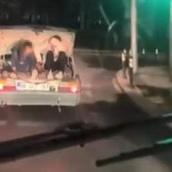 K&uuml;&ccedil;&uuml;k&ccedil;ekmece'de kaydedildi! 2 &ccedil;ocuğun canı, akan trafikte bagajda