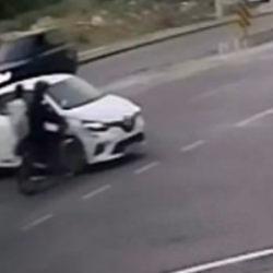 Otomobille &ccedil;arpışan motosikletteki 2 kişi yaralandı, kaza kameraya yansıdı
