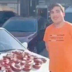 Eskişehir'de ilgin&ccedil; ticaret! Aracını 100 kilo sucukla takas etti 