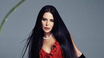 Şarkıcı Simge sahnede neye uğradığını şaşırdı! Açtı ağzını yumdu gözünü