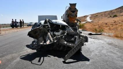 Hatay'da dehşet veren kaza! Beton mikseri otomobili sürükledi: 2 ölü