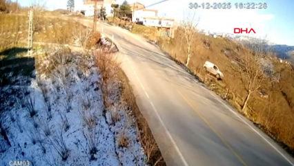 Hafif ticari aracın fındık bah&ccedil;esine u&ccedil;tuğu kaza kamerada