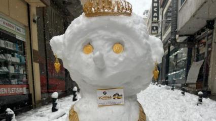 M&uuml;şteri bulamayan kuyumcu, altınları kardan geline taktı