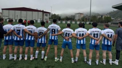 Tepki &ccedil;eken g&ouml;r&uuml;nt&uuml;ler! Sahaya İBB tutuklularının yazılı olduğu formalarla &ccedil;ıktılar