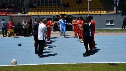 U19 maçında ev sahibi takımdan fair-play örneği!