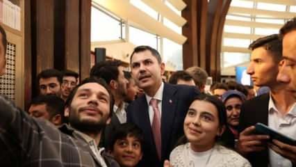 Bakan Kurum'a Konya'da sevgi seli: Seni alnından öpeceğim