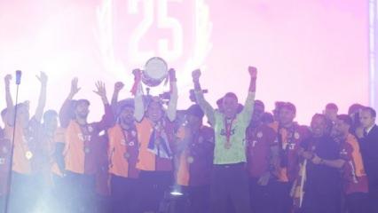 Seremoniye damga vuran anlar! Galatasaray'a kupayı sürpriz isim verdi
