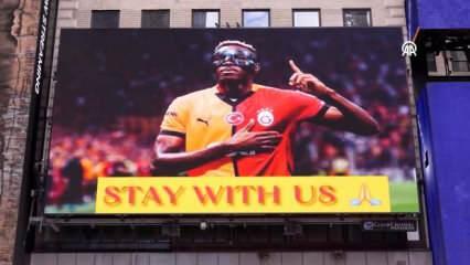 Times Meydanı'nda Galatasaraylı taraftardan Osimhen'e "Bizimle Kal" çağrısı