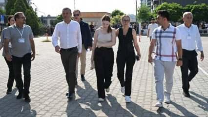 Ferdi Zeyrek’in kızı Nehir, TYT’ye CHP Lideri Özgür Özel ve annesiyle geldi