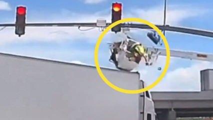 Sepetli vinç üzerindeyken kamyon çarptı! Feci kaza sosyal medyayı ikiye böldü