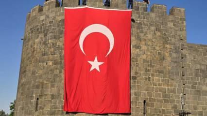 Diyarbakır Surları'na Türk bayrağı asıldı